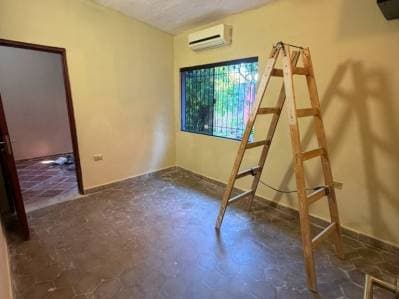 Alquilo casa de una planta con 3 dormitorios en Grupo Habitacional Aeropuerto.